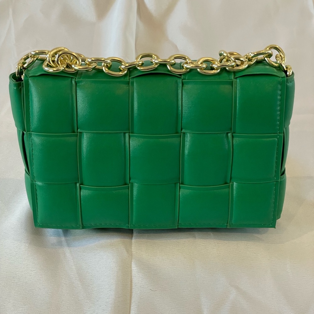 Green weave handbag with gold chain hardware